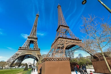 Parigi, la replica della Tour Eiffel spunta accanto all'originale FOTO