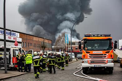 Germania, maxi incendio ad Amburgo: allarme nube tossica. FOTO