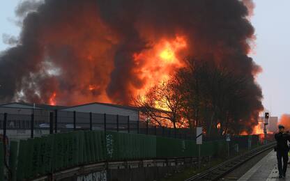Amburgo, grosso incendio in due depositi: 140 evacuati