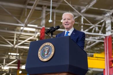 Biden firma la legge che mette fine all'emergenza Covid