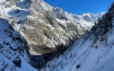 The recovery of the body of the skier swept away yesterday by an avalanche above Courmayeur, 20 March 2023. ANSA/ VALDOSTAN ALPINE RESCUE ++HO NO SALES EDITORIAL USE ONLY++
