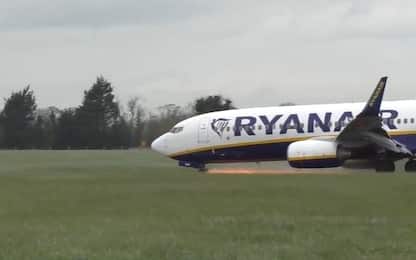 Atterraggio d'emergenza per un volo Ryanair, scintille in pista. VIDEO