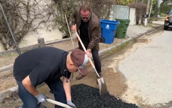 Arnold Schwarzenegger repairs a pothole in Los Angeles.  Video