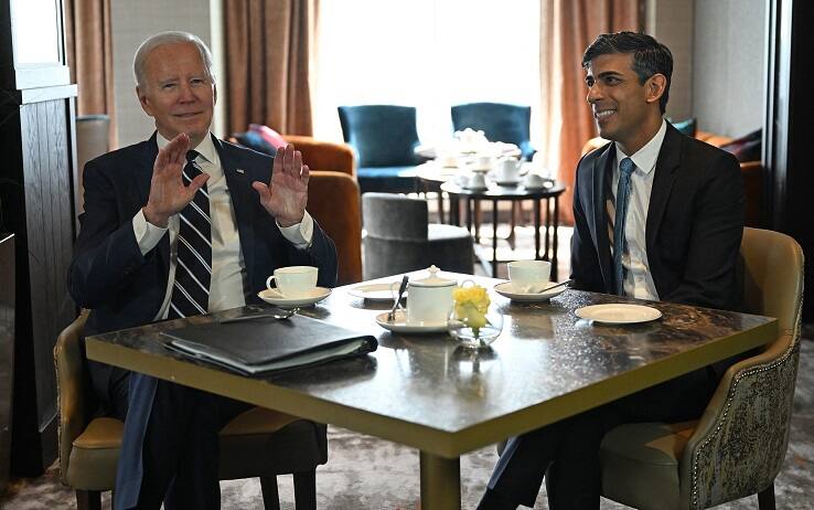 Joe Biden con il premier britannico Rishi Sunak a Belfast