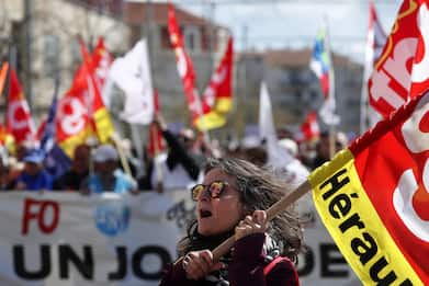 Pensioni, in Francia 12esimo giorno di proteste: cortei e scontri