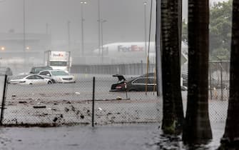 epa10571670 Several cars are stuck in flood water on Fort Lauderdale International Airport's West Perimeter road in Fort Lauderdale, Florida, USA, 13 April 2023. Heavy rains in the past days produced flooding in the lower areas of the Miami-Dade and Broward counties.  EPA/CRISTOBAL HERRERA-ULASHKEVICH