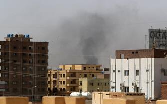 CORRECTION / Smoke rises above buildings in Khartoum on April 15, 2023, amid reported clashes in the city. - The Sudanese army said on April 15 that paramilitaries attacked its bases in Khartoum and elsewhere, shortly after the paramilitary said their camps were attacked by the regular army. (Photo by AFP) / “The erroneous mention[s] appearing in the metadata of this photo by - has been modified in AFP systems in the following manner: [stringer] instead of [Ashraf Shazly]. Please immediately remove the erroneous mention[s] from all your online services and delete it (them) from your servers. If you have been authorized by AFP to distribute it (them) to third parties, please ensure that the same actions are carried out by them. Failure to promptly comply with these instructions will entail liability on your part for any continued or post notification usage. Therefore we thank you very much for all your attention and prompt action. We are sorry for the inconvenience this notification may cause and remain at your disposal for any further information you may require.”