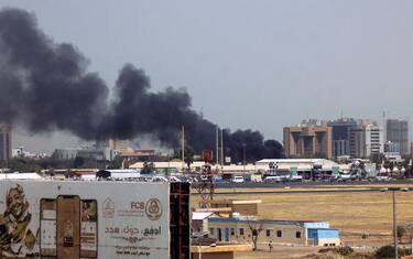 TOPSHOT - Heavy smoke billows above buildings in the vicinity of the Khartoum airport on April 15, 2023, amid clashes in the Sudanese capital. - Explosions rocked the Sudanese capital on April 15 as paramilitaries and the regular army traded attacks on each other's bases, days after the army warned the country was at a "dangerous" turning point. (Photo by AFP) (Photo by -/AFP via Getty Images)