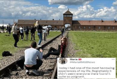 Birkenau, foto e sorrisi su binari del campo di concentramento nazista