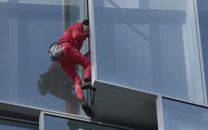 Francia, scalatore-Spiderman su un grattacielo contro riforma pensioni