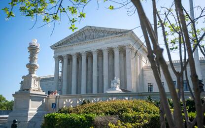 Corte Suprema Usa prende tempo e mantiene accesso a pillola abortiva