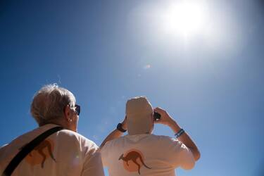 epa10581213 People gather ahead of a total solar eclipse at a viewing site 24km from Exmouth, Western Australia, Australia, 20 April 2023. The total solar eclipse will occur on a remote peninsula on the Western Australian coast. EPA/AARON BUNCH AUSTRALIA AND NEW ZEALAND OUT