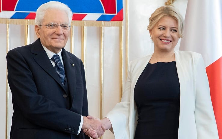 Il Presidente Sergio Mattarella e la Presidente della Repubblica Slovacca Zuzana Caputova nel corso dei colloqui allargati alle delegazioni, Bratislava, 20 aprile 2023. ANSA/US QUIRINALE PAOLO GIANDOTTI