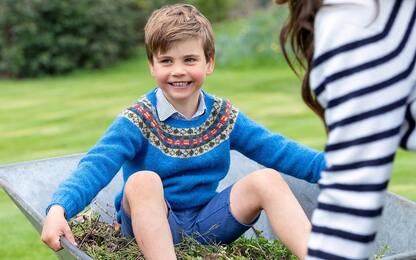 Regno Unito, principe Louis compie 5 anni: festa e foto sulla carriola