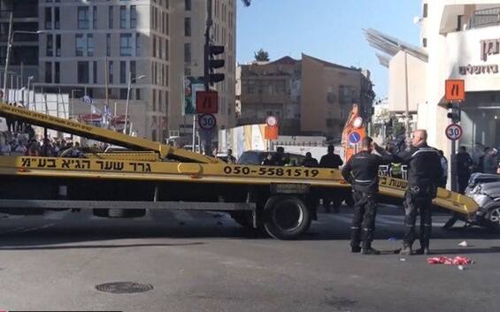 Car overwhelms passers-by in Jerusalem, 5 injured.  Netanyahu: It’s an attack