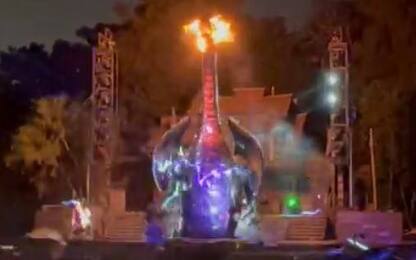 Disneyland, drago alto 13 metri prende fuoco durante spettacolo