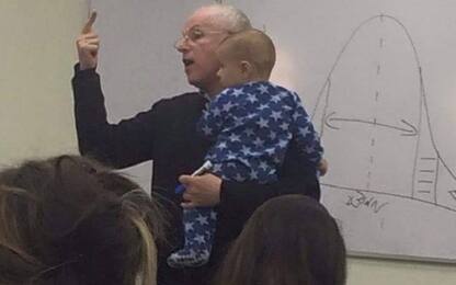 Israele, virale foto del prof in aula col bimbo di allieva in braccio