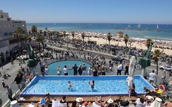 epa10591941 People gather to watch an air show during Independence Day air show above the beaches of Tel Aviv, Israel, 26 April 2023. Israel is celebrating the 75th Independence Day. EPA/ABIR SULTAN