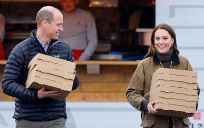 Kate Middleton e il principe William consegnano pizze in Galles