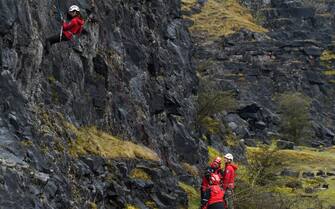 MERTHYR TYDFIL, WALES - APRIL 27: Prince William, Prince of Wales and Catherine, Princes of Wales abseil down a cliff while visiting Central Beacons Mountain Rescue Team at Morlais Quarry during their 2 day visit to Wales on April 27, 2023 in Merthyr Tydfil, United Kingdom. The Prince and Princes of Wales are visiting the country to celebrate the 60th anniversary of Central Beacons Mountain Rescue and to meet members of local communities.  (Photo by Polly Thomas/Getty Images)