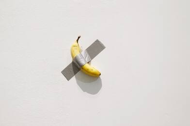 Studente sudcoreano mangia la banana di Cattelan