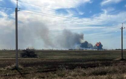 Ucraina, esplosioni in aeroporto militare russo in Crimea. LIVE