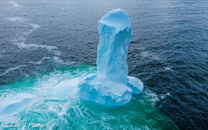 Iceberg a forma di pene, le curiose foto sulle coste del Canada