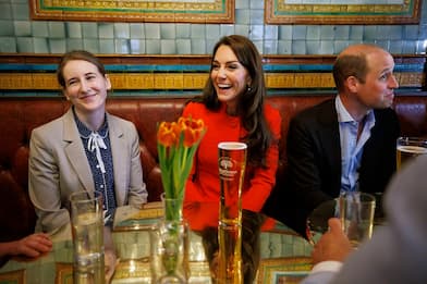 Kate Middleton in rosso visita pub di Soho col principe William. FOTO