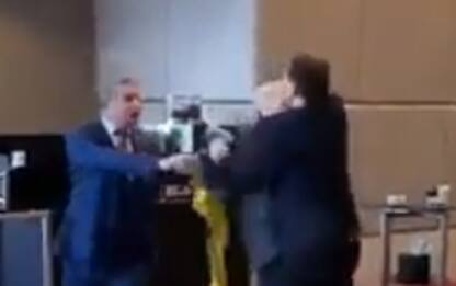 Rissa al vertice di Ankara, delegato russo strappa bandiera ucraina