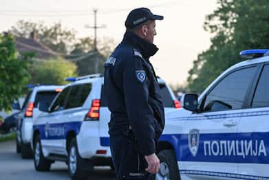 Serbia, giovane spara da una macchina: otto morti e tredici feriti