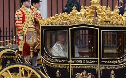 Carlo e Camilla arrivano in carrozza all'abbazia di Westminster. Video