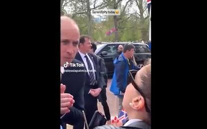 Londra, turista ferma il principe William e lo invita in Puglia