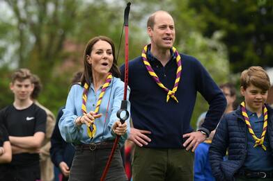 William e Kate portano figli a fare volontariato con i boy scout. FOTO