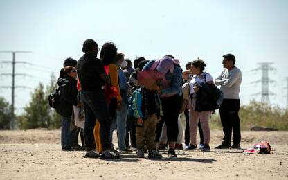 Scadono restrizioni per migranti, è caos al confine tra Usa e Messico