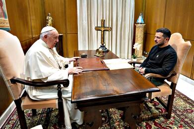 Zelensky a Roma, il Papa gli dona scultura con ramoscello della pace