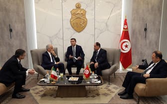 epa10629467 Italian Interior Minister Matteo Piantedosi (2-L) with Tunisian Interior Minister Kamel Fekih (2-R) during their meeting at the airport in Tunis, Tunisia, 15 May 2023. Italian Interior Minister Matteo Piantedosi is on an official visit to Tunisia. This visit comes as Tunisia suffers from the increase in migratory flows.  EPA/MOHAMED MESSARA
