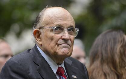 Un’ex assistente di Trump: “Giuliani mi palpeggiò il 6 gennaio 2021"