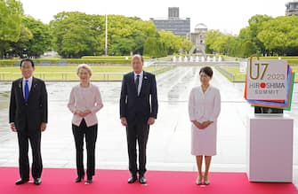epa10637943 European Commission President Ursula von der Leyen (2-L) and her husband Heiko von der Leyen (2-R) pose for a photo with Japan s Prime Minister Fumio Kishida (L) and First Lady Yuko Kishida at the Peace Memorial Park during a visit as part of the G7 Hiroshima Summit in Hiroshima, Japan, 19  May 2023. The G7 Hiroshima Summit will be held from 19-21 May 2023.  EPA/FRANCK ROBICHON / POOL
