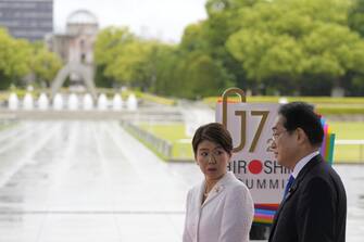 epa10637986 Japan s First Lady Yuko Kishida (L) looks at Prime Minister Fumio Kishida at the Peace Memorial Park during a visit as part of the G7 Hiroshima Summit in Hiroshima, Japan, 19  May 2023. The G7 Hiroshima Summit will be held from 19-21 May 2023.  EPA/FRANCK ROBICHON / POOL