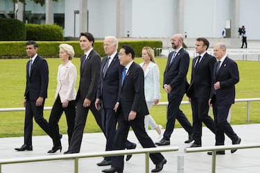 epa10638034 (L-R) British Prime Minister Rishi Sunak, European Commission President Ursula von der Leyen, Canadian Prime Minister Justin Trudeau, US President Joe Biden, Japan s Prime Minister Fumio Kishida, Italian Prime Minister Giorgia Meloni, European Council President Charles Michel, French President Emmanuel Macron, and German Chancellor Olaf Scholz walk to a flower wreath laying ceremony at the Cenotaph for Atomic Bomb Victims in the Peace Memorial Park as part of the G7 Hiroshima Summit in Hiroshima, Japan, 19  May 2023. The G7 Hiroshima Summit will be held from 19-21 May 2023.  EPA/FRANCK ROBICHON / POOL