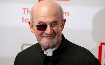 Salman Rushdie riappare in pubblico per prima volta dopo l'attentato