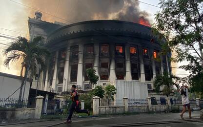 Filippine, incendio distrugge il palazzo delle Poste a Manila. VIDEO