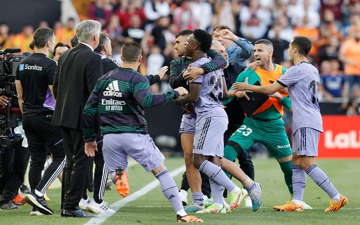 epa10644478 Real Madrid's striker Vinicius Junior (C) reacts after receiving a red card during the Spanish LaLiga soccer match between Valencia CF and Real Madrid in Valencia, Spain, 21 May 2023.  EPA/Kai FORSTERLING