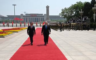 epa10649378 Russian Prime Minister Mikhail Mishustin (R) and Chinese State Council Premier Li Qiang (L) attend a welcome ceremony at Tiananmen Square, in Beijing, China, 24 May 2023. The Russian and Chinese governments are coordinating the implementation of the agreements reached during the Chinese president's visit to Moscow in March, Russian Prime Minister Mikhail Mishustin said.  EPA/ALEXANDER ASTAFYEV / SPUTNIK / GOVERNMENT PRESS SERVICE / POOL MANDATORY CREDIT