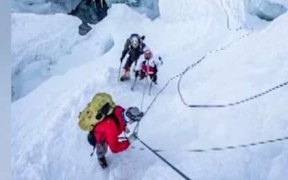 Reduce della guerra in Afghanistan conquista l'Everest senza gambe