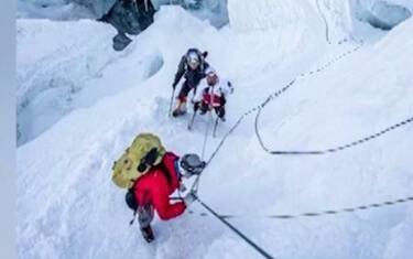 Hary Budha Marat scala l'Everest