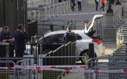 Londra, auto contro i cancelli di Downing Street: un arresto