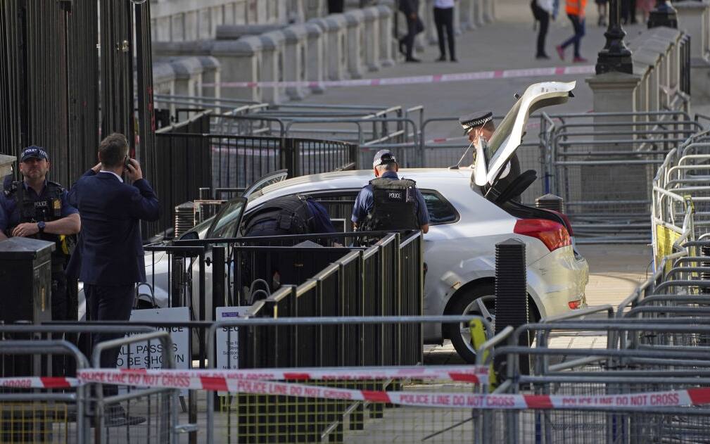 L'auto contro i cancelli di Downing Street