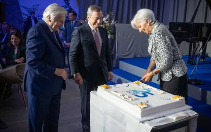 I 25 anni di Bce, Lagarde e la torta con Draghi: "Whatever it cakes!"