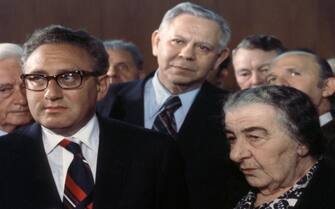 Portrait du Premier Ministre israélien Golda Meir et du diplomate américain Henry Kissinger en mai 1974 en Israël. (Photo by William KAREL/Gamma-Rapho via Getty Images)